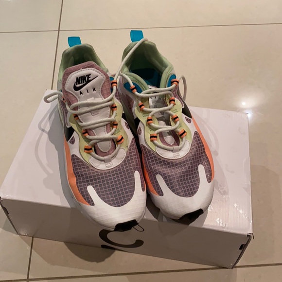 Nike Shoes - Nike Air 270